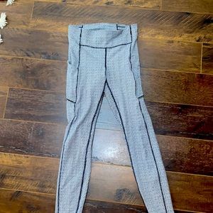 Lululemon black and white houndstooth leggings. Size 6.